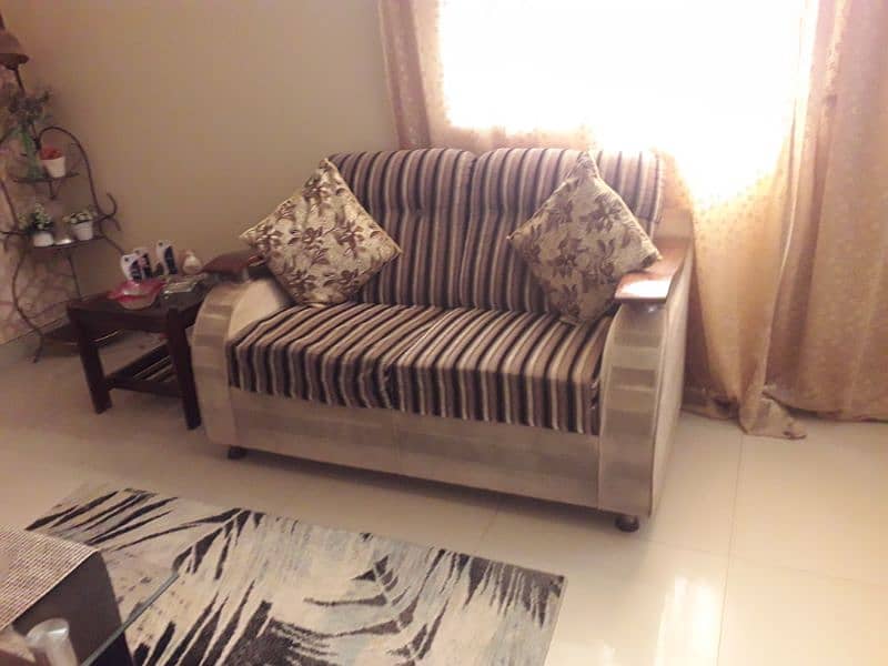 5 seatet new look sofa set 1