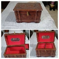 Wooden jewelery box