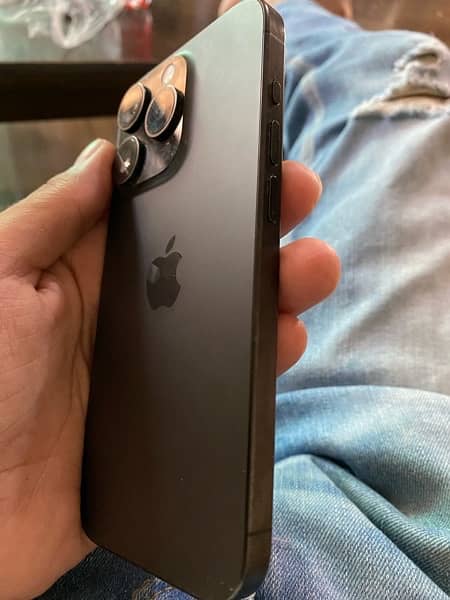 I Phone 15 Pro JV 128 GB  Titanium Black Water Pack 2