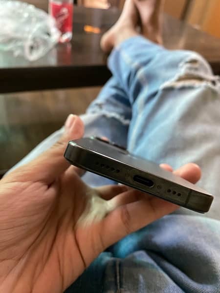 I Phone 15 Pro JV 128 GB  Titanium Black Water Pack 3