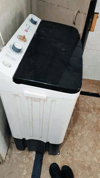 Good condition dawlance spinner and washing machine 1