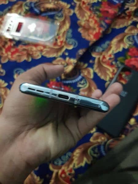 one plus 8t 8gb 128gb lines ha 2 minor necha girna sa ayi ha 2