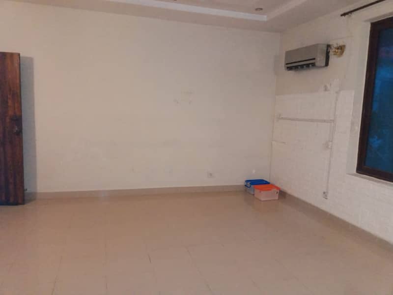 Ground portion house for rent. Location abdullah garden. 3