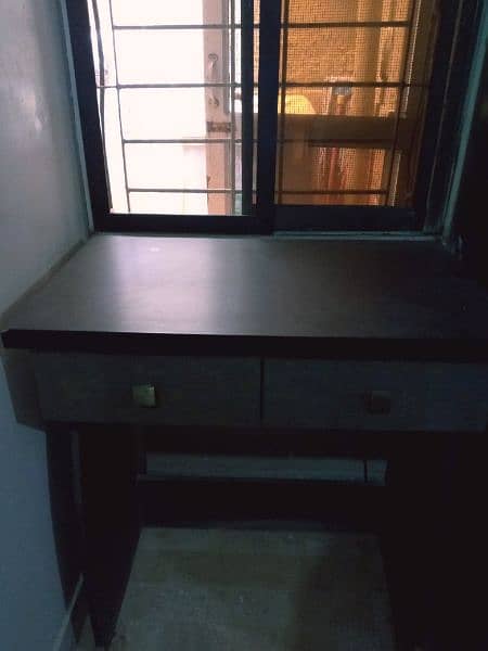 Modern study/writing table with drawers 2