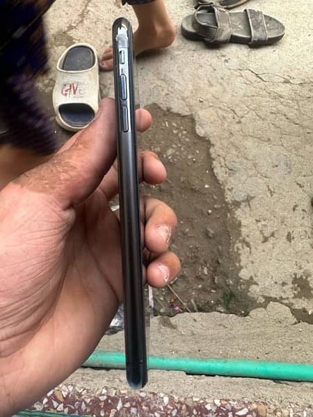 IPHONE Xs max 256 gb 81 health 10/10 condition 3