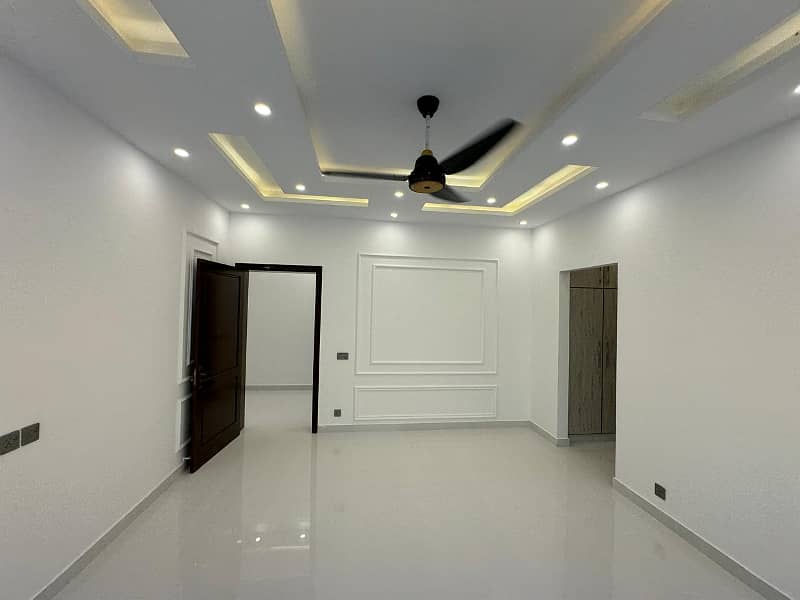 1 KANAL FULLY BASEMENT HOUSE FOR SALE IN TIPU BLOCK SECTOR F BAHRIA TOWN LAHORE 34