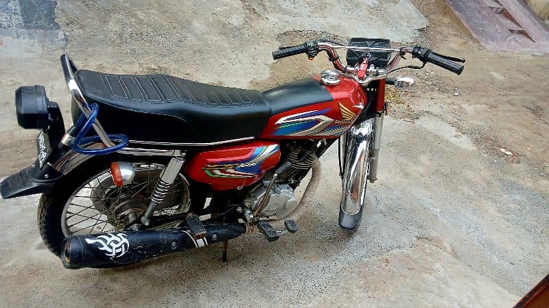 I am selling honda 125 10/10 condition in red colour 2