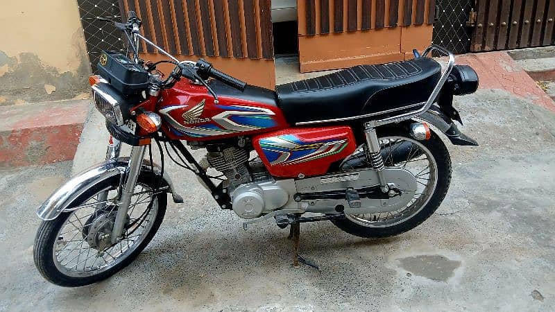 I am selling honda 125 10/10 condition in red colour 4