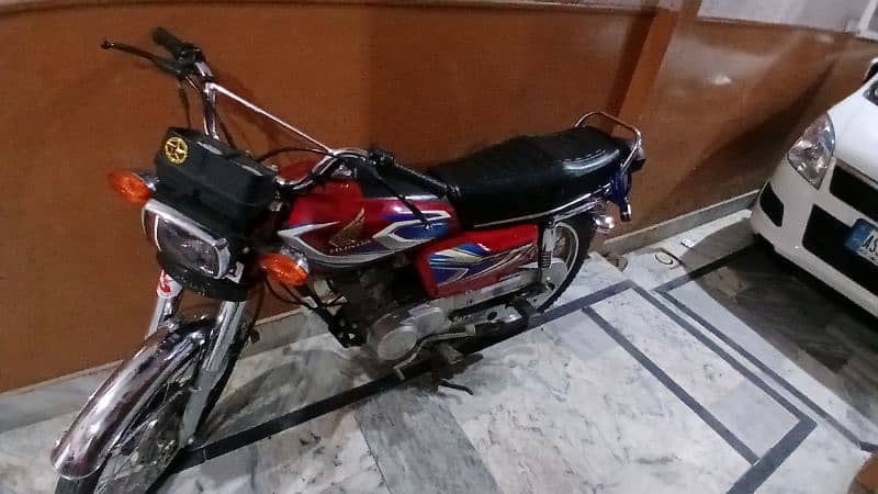 I am selling honda 125 10/10 condition in red colour 6