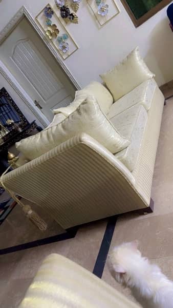 branded sofa set available 0