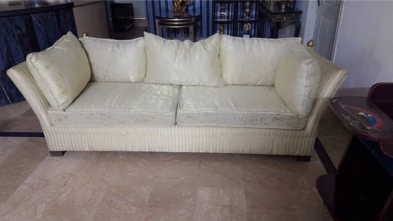 branded sofa set available 2