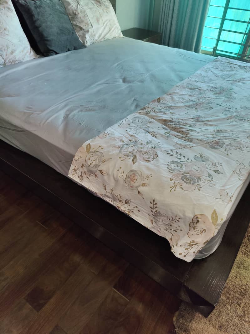 Selling complete bed set 13