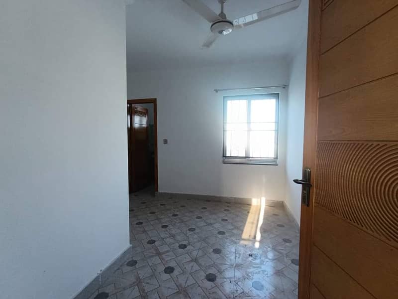 10Marla Like Brand New Upper Portion Available For Rent in J Block LDA Avenue1 Lahore 5