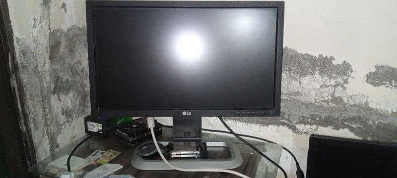 LG 24 inach LED far sale urgent 12