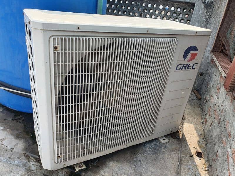 2 Ton Gree AC in working condition. Non-Inverter 3