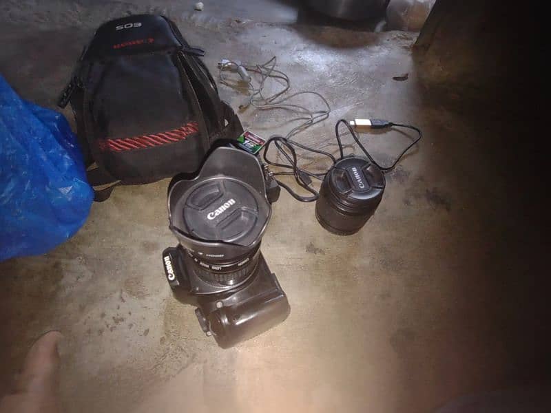 Canon DSLR camera with 2 lens 0