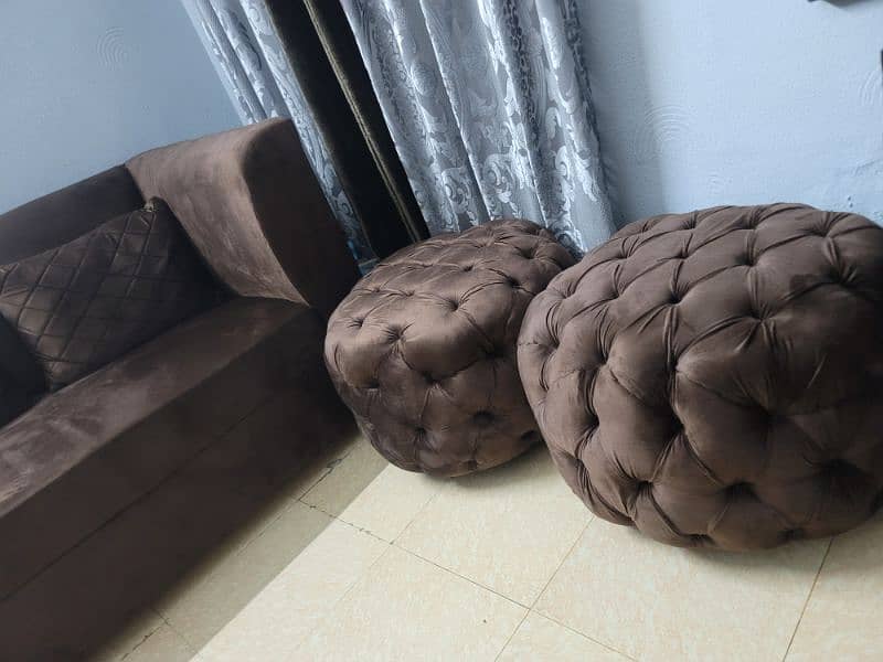 3 seater sofa and 2 ottomans 3