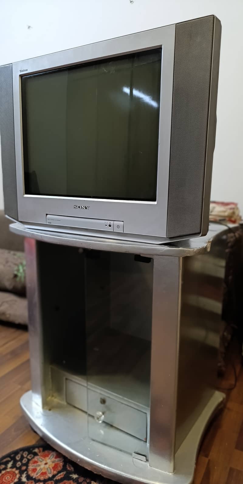 Sony wega trinitron 21" with trolley 2