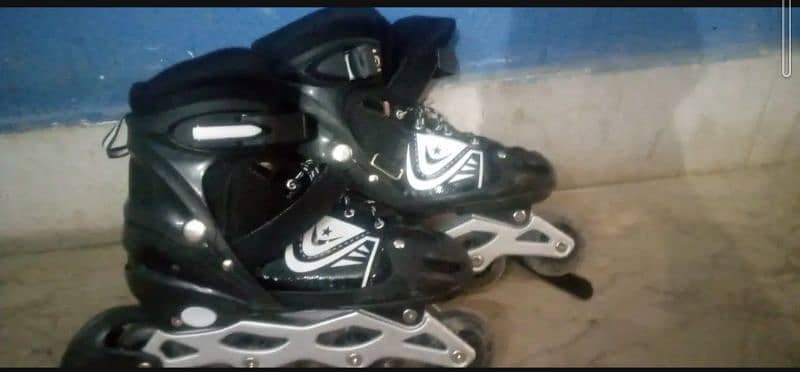 like new skating shoes. 4 sa5 bar use Kia hi. 7 to 10 number adjust hi 1