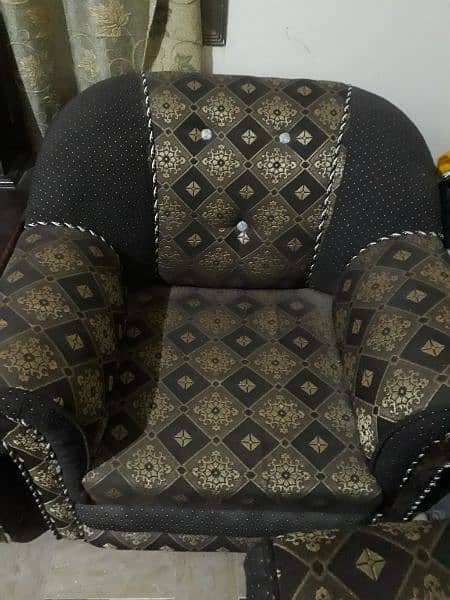 5 seater sofa set . condition 10 by 10 . urgent sell 1