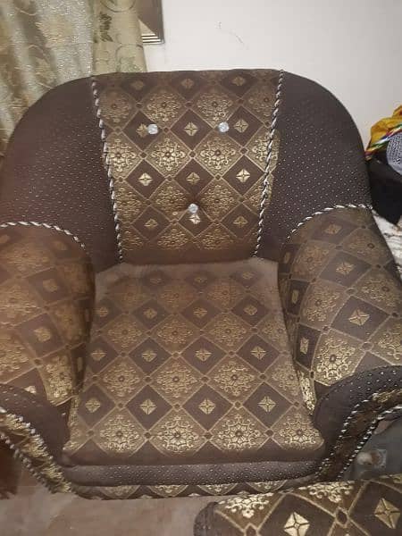 5 seater sofa set . condition 10 by 10 . urgent sell 2