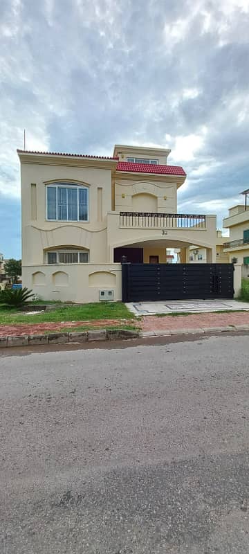 10 Marla Double Storey House Available For Rent 18