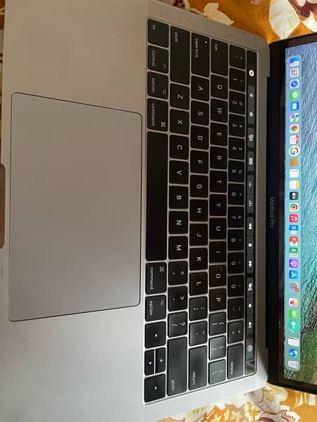 macbook pro 2017 with complete box 1