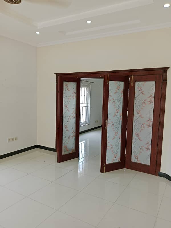 10 Marla Double Storey Corner House Available For Rent 5