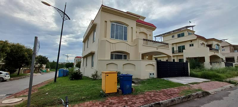 10 Marla Double Storey Corner House Available For Rent 30