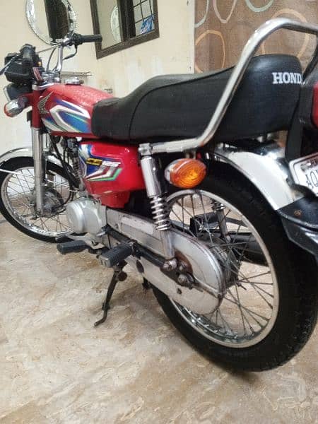 Honda 125 red color 3