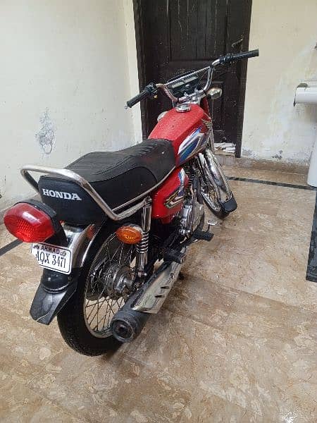 Honda 125 red color 4