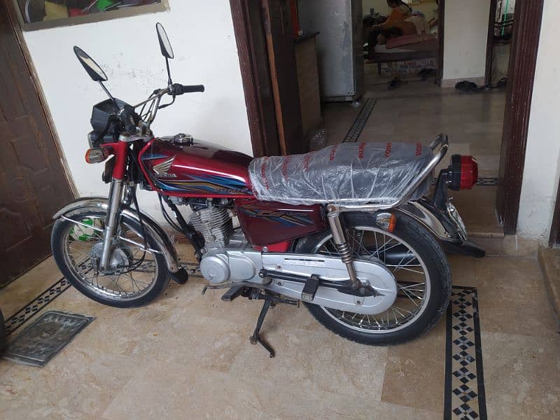 Honda 125(2018 model)Red color look like a new bike. . . O3O96881O7O 1