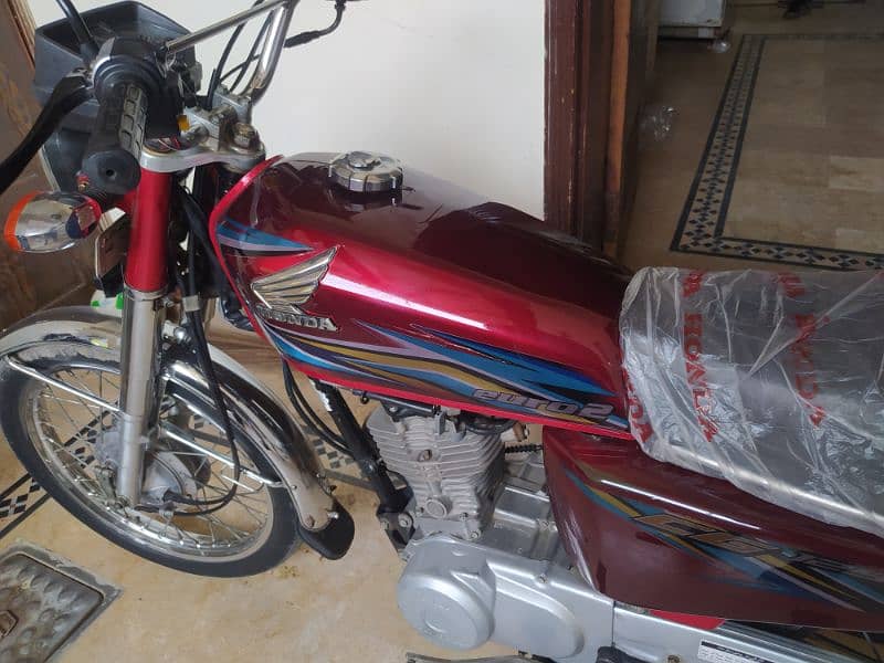 Honda 125(2018 model)Red color look like a new bike. . . O3O96881O7O 2