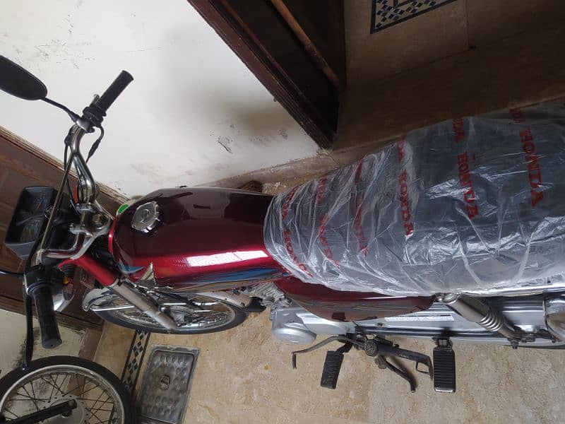 Honda 125(2018 model)Red color look like a new bike. . . O3O96881O7O 5