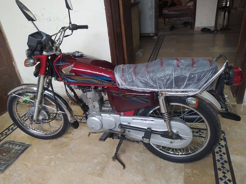 Honda 125(2018 model)Red color look like a new bike. . . O3O96881O7O 6