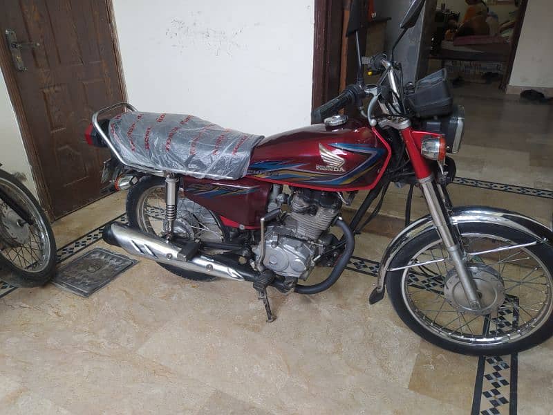 Honda 125(2018 model)Red color look like a new bike. . . O3O96881O7O 8