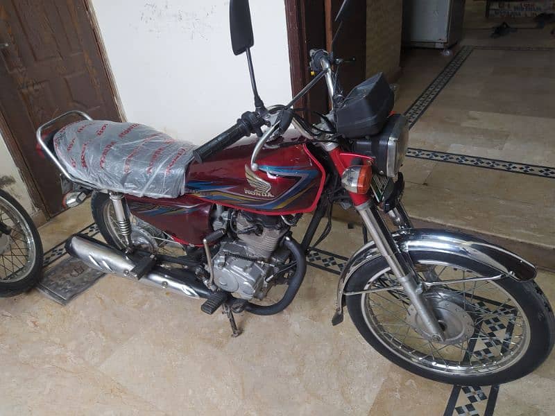 Honda 125(2018 model)Red color look like a new bike. . . O3O96881O7O 9