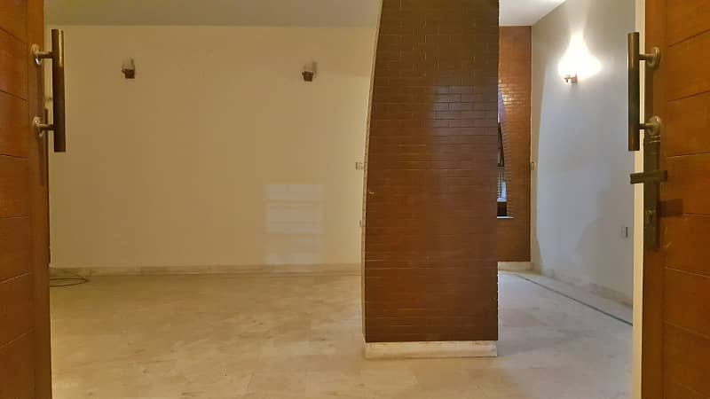 600 Yards 6 Bed 2 Kitchens Pair Of 1st And 2nd Floor Independent Portion With Servant Quarter And Garage With Capacity To Accommodate 4 Cars Near Karsaz In KDA Scheme 1 3