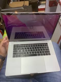 MacBook Pro 2017 15 inches 0