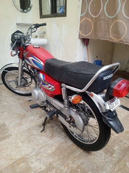 Honda 125 red color 3