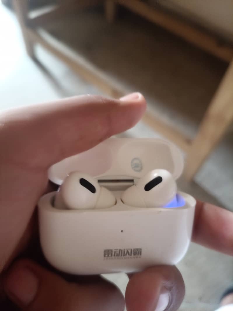 AirPods 0