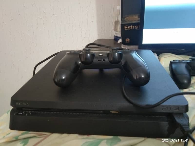 PS4 slim 1