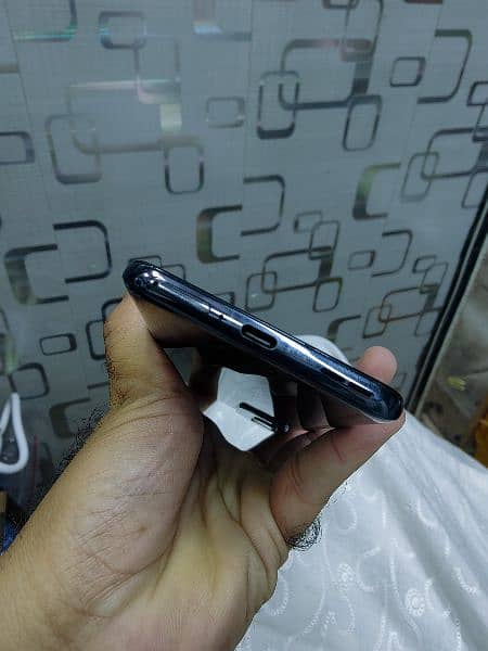 OnePlus 9 12/256 in 9/10 condition with line in screen 4