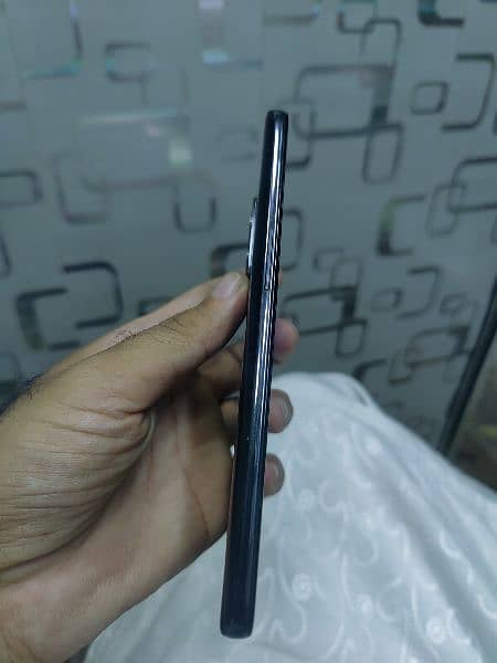 OnePlus 9 12/256 in 9/10 condition with line in screen 5