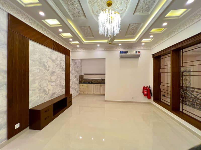 Luxury Living: 1 Kanal 5 Bed House in DHA Phase 6 Block K 16