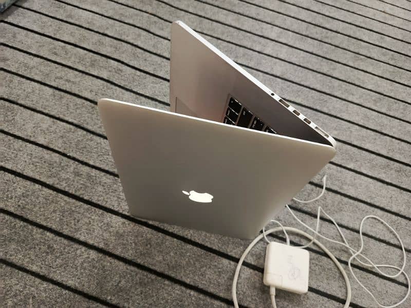 Apple MacBook Pro Retina 15.5" 7