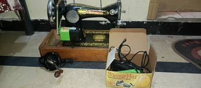 Roma Company Original Sewing Machine With Handle and Motor. 0