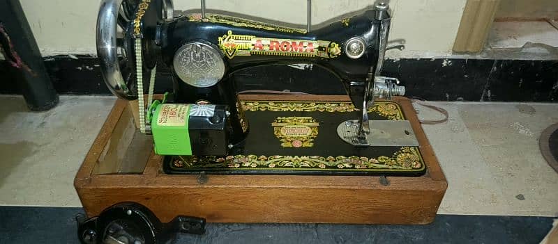 Roma Company Original Sewing Machine With Handle and Motor. 2