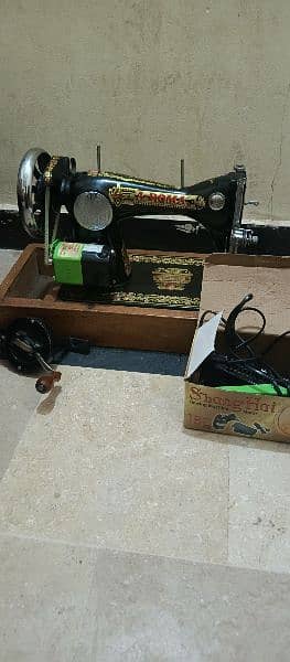 Roma Company Original Sewing Machine With Handle and Motor. 3