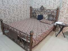 metal Bed mattress Sath ni ha good condition for sale 0